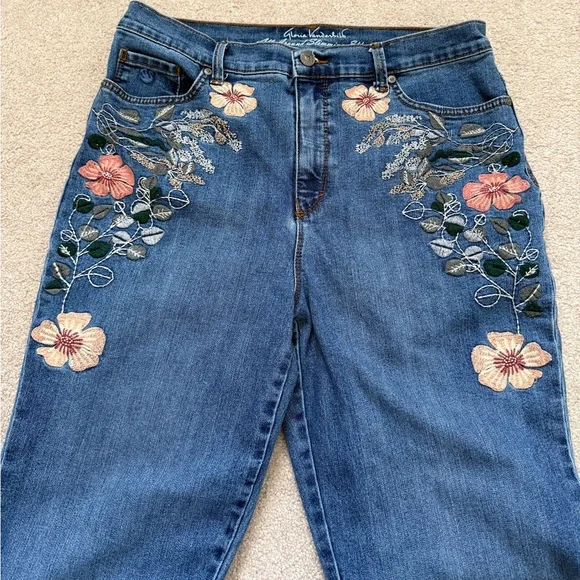 Gloria Vanderbilt Blue Straight Mom Jeans with Floral Embroidery Size 12 - Picture 2 of 6